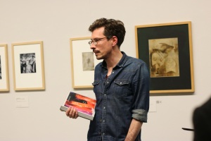 Kurator Knierim mit dem Katalog zur Ausstellung